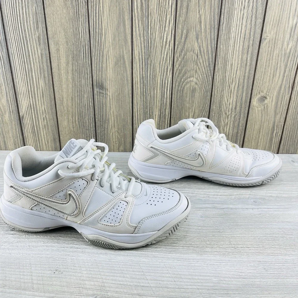 Nike Women City Court Low Top White Sneakers Size 9.5 White Silver Athletic